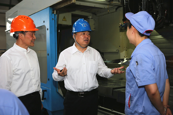 郝鹏与亚投娱乐集团一线出产人员深刻互换